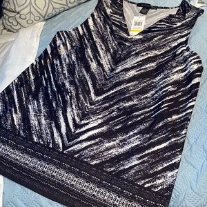 Chevron with medallion border v neck sleeveless top black white medium